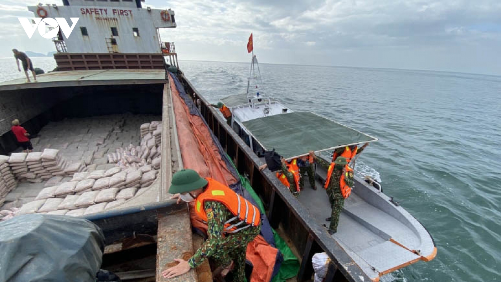 Quảng Nam khắc phục sự cố tàu hàng nguy cơ chìm trên biển