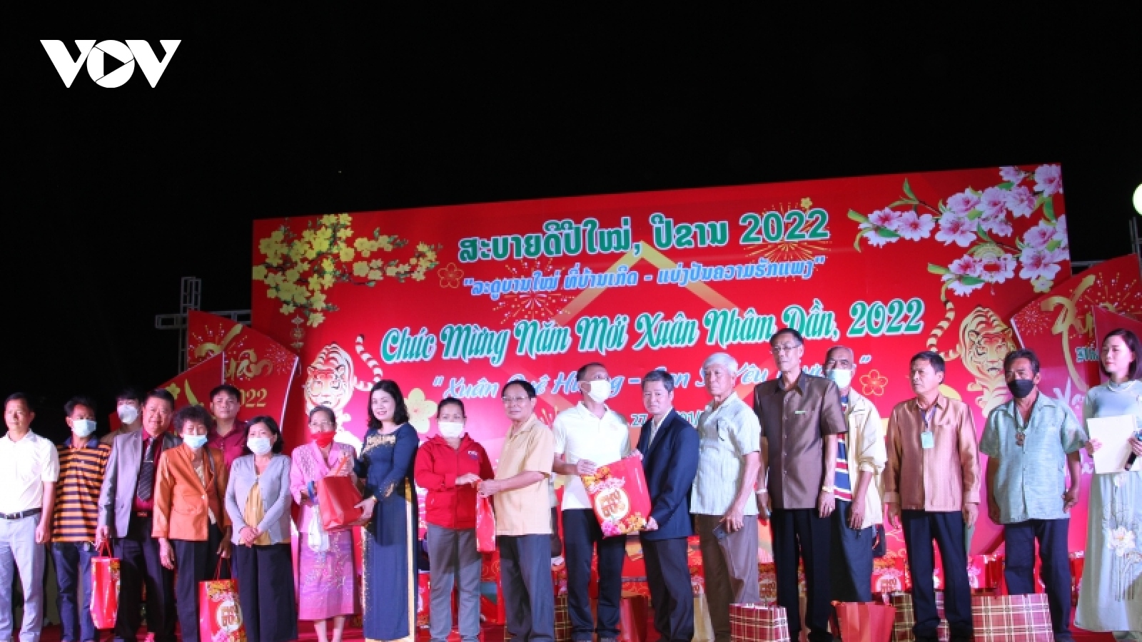 Cộng đồng người Việt tại Lào trao quà Tết cho bà con kiều bào