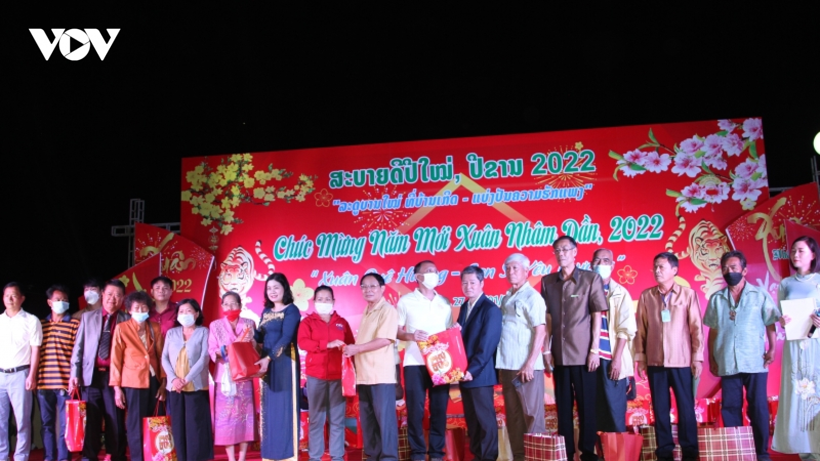 Cộng đồng người Việt tại Lào trao quà Tết cho bà con kiều bào