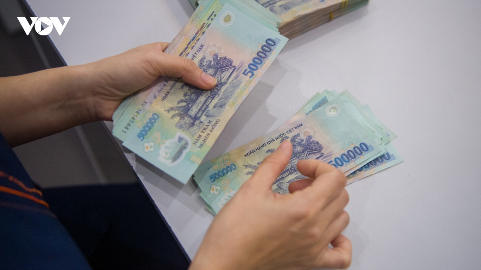 Chuyện hy hữu: Nhân viên ngân hàng "ế" đổi tiền mới ngày Tết