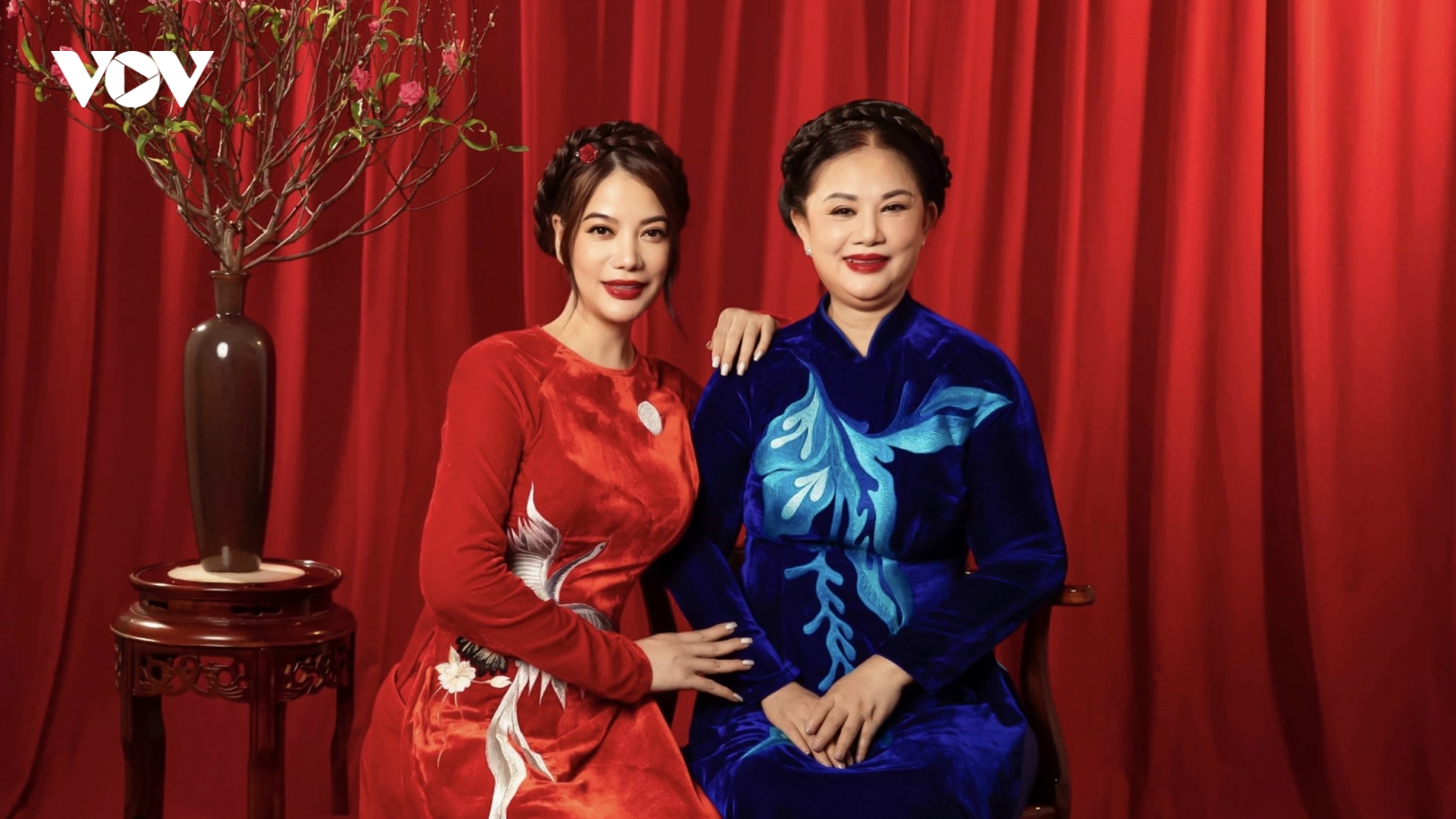 Trương Ngọc Ánh cùng mẹ và con gái diện áo dài Tết