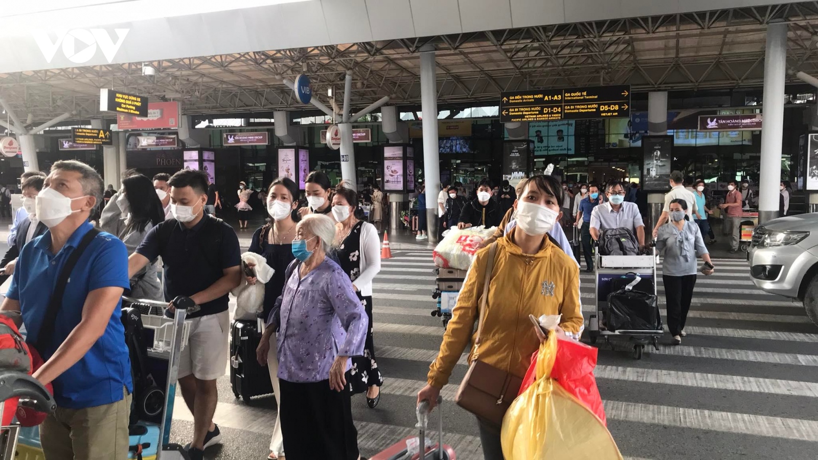 “Nóng” ở sân bay Tân Sơn Nhất, Bộ GTVT họp khẩn để “hạ nhiệt”