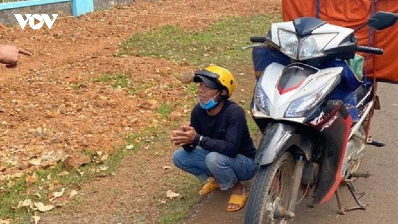 Giả dạng nhân viên giao hàng nhanh để vận chuyển pháo nổ trái phép