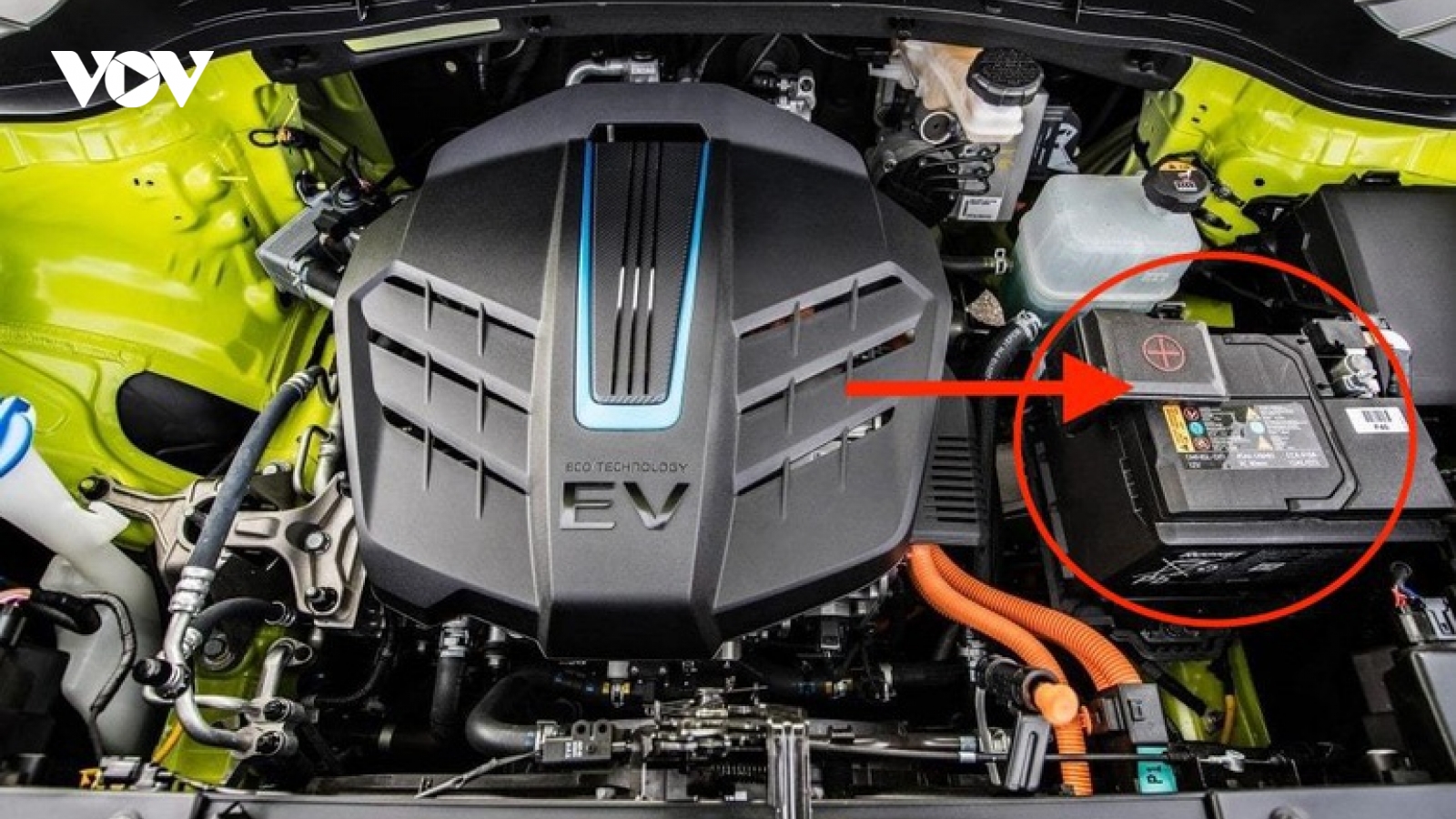 Vì sao ô tô điện vẫn không thể thiếu ắc-quy thường 12V?