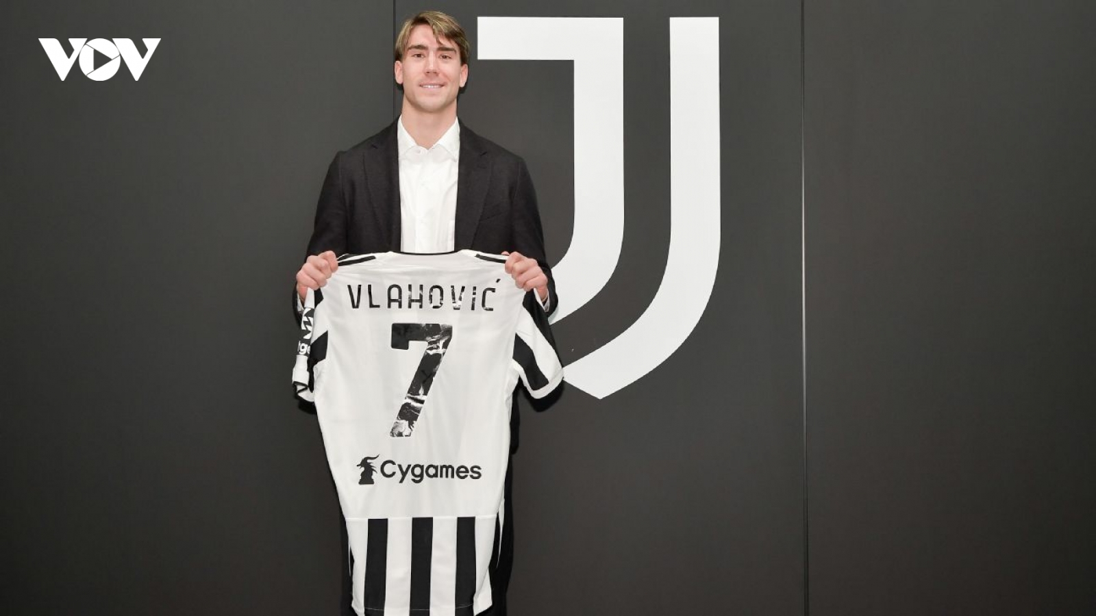 Dusan Vlahovic thừa kế chiếc áo số 7 của Cristiano Ronaldo tại Juventus