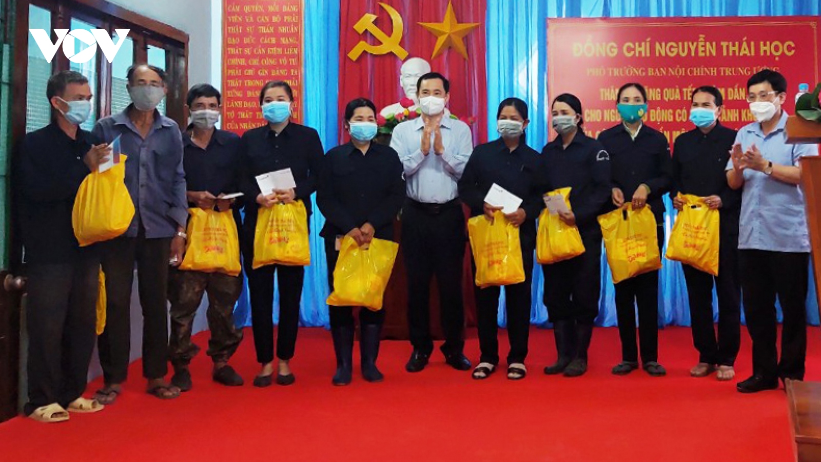 Phó Trưởng Ban Nội chính Trung ương Nguyễn Thái Học tặng quà Tết người khó khăn ở Phú Yên