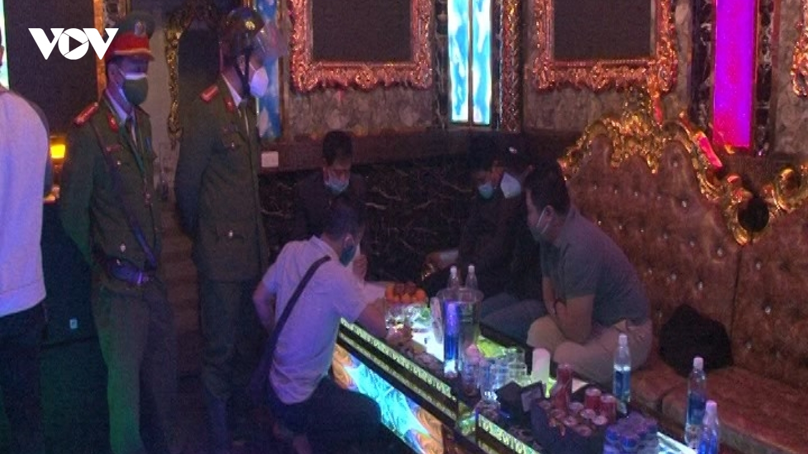 Bắt quả tang 3 đối tượng tàng trữ trái phép ma túy tại một quán karaoke
