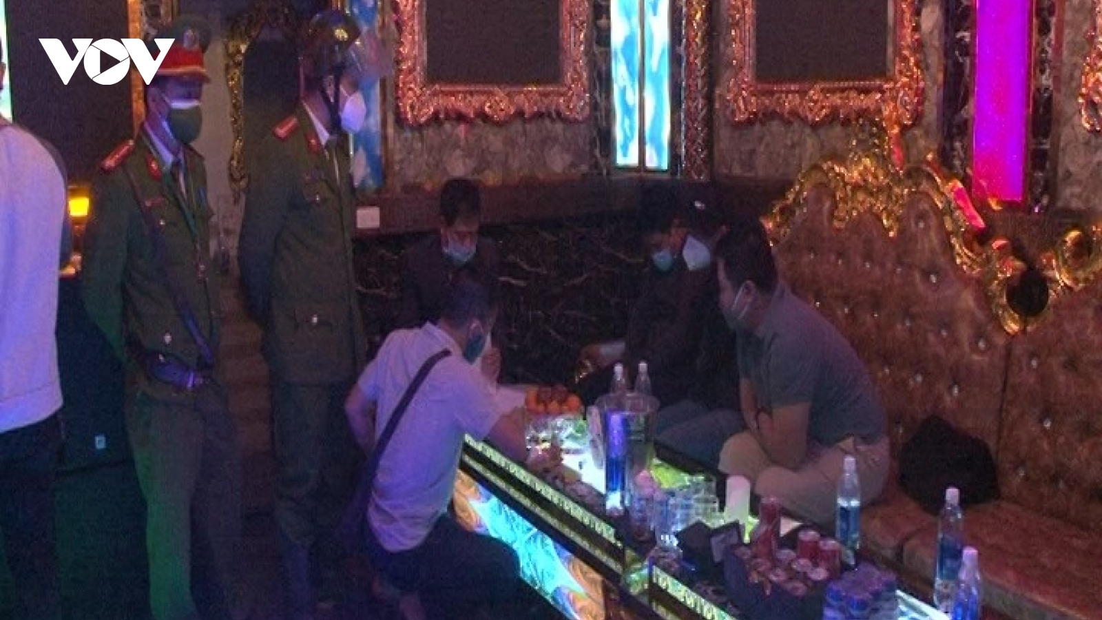 Bắt quả tang 3 đối tượng tàng trữ trái phép ma túy tại một quán karaoke