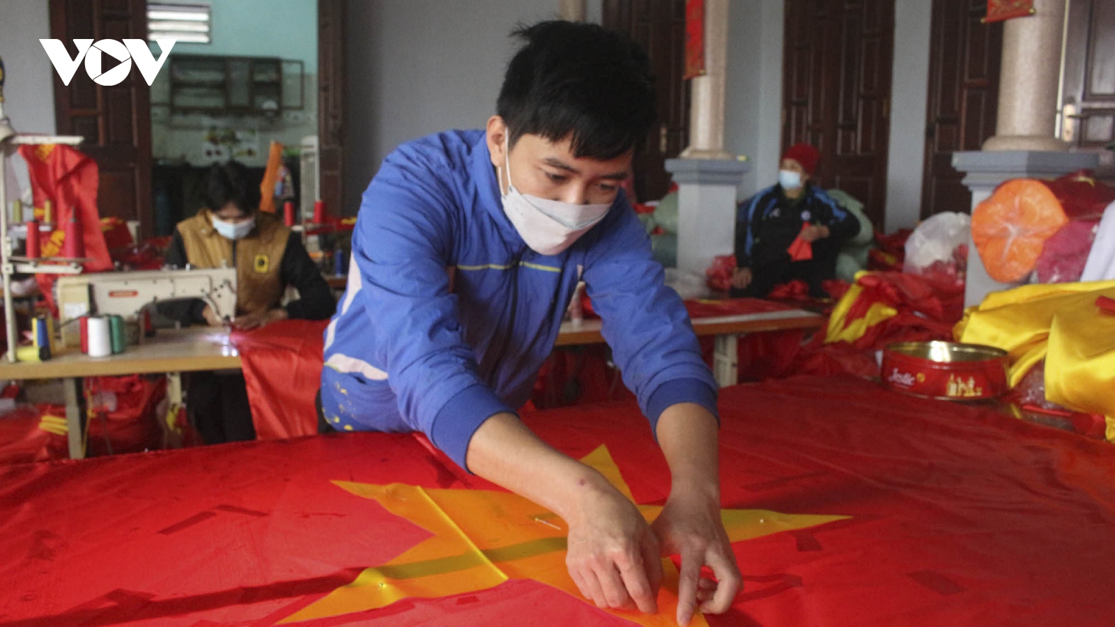 Người dân "làng làm cờ Tổ quốc" thức thâu đêm sản xuất phục vụ Tết Nguyên đán