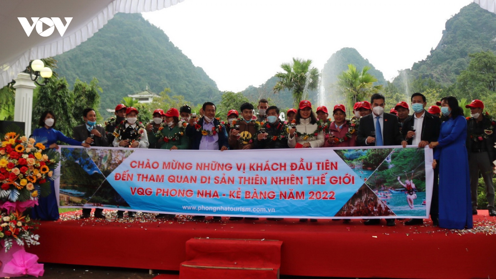 Đón đoàn khách đầu tiên năm 2022 tại khu du lịch Phong Nha - Kẻ Bàng