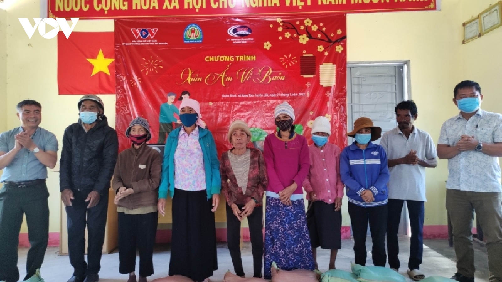 VOV Tây Nguyên trao quà Tết cho hộ nghèo ở buôn kết nghĩa