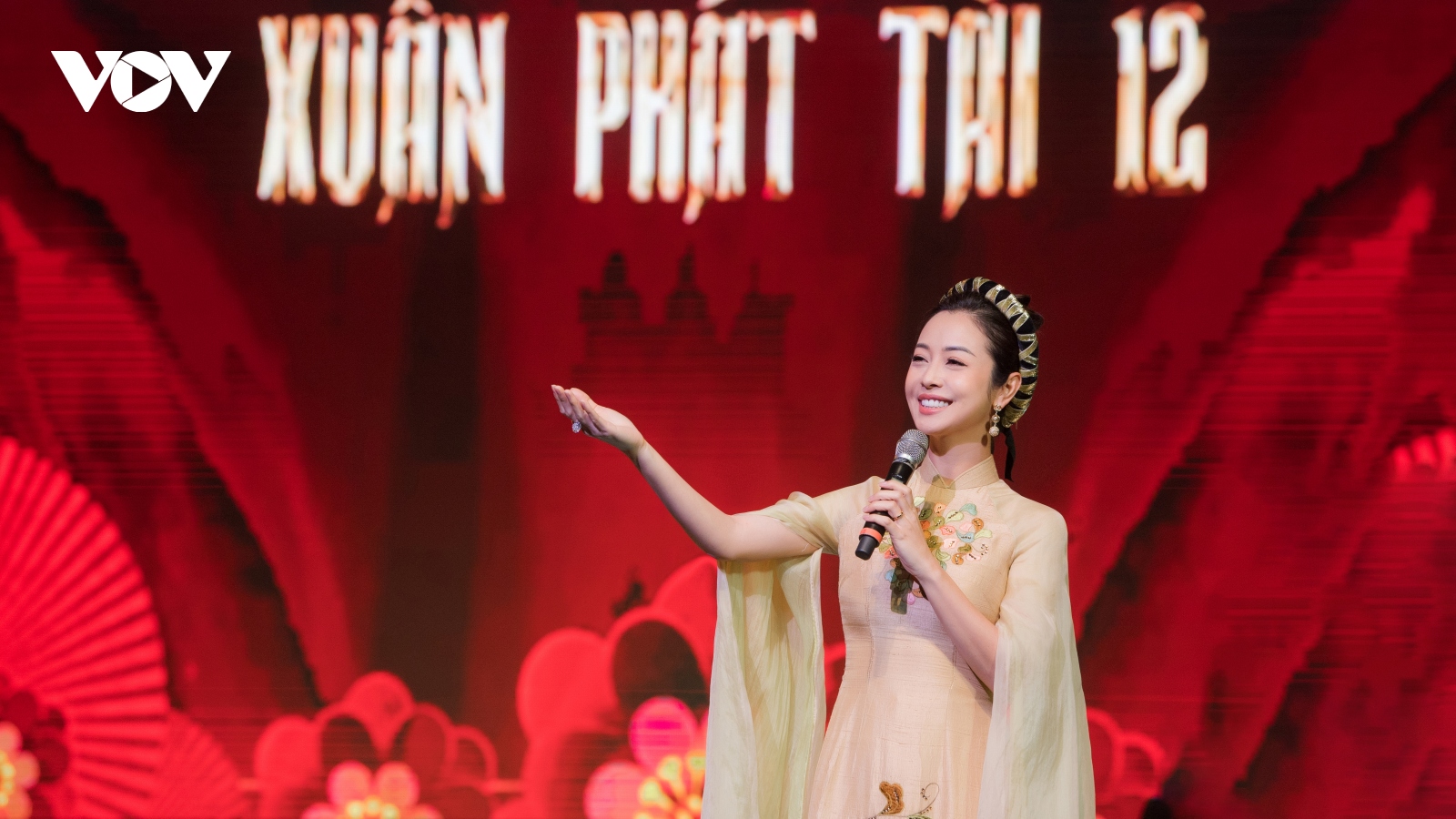 Jennifer Phạm khoe sắc rạng ngời khi làm MC chương trình "Xuân Phát Tài"