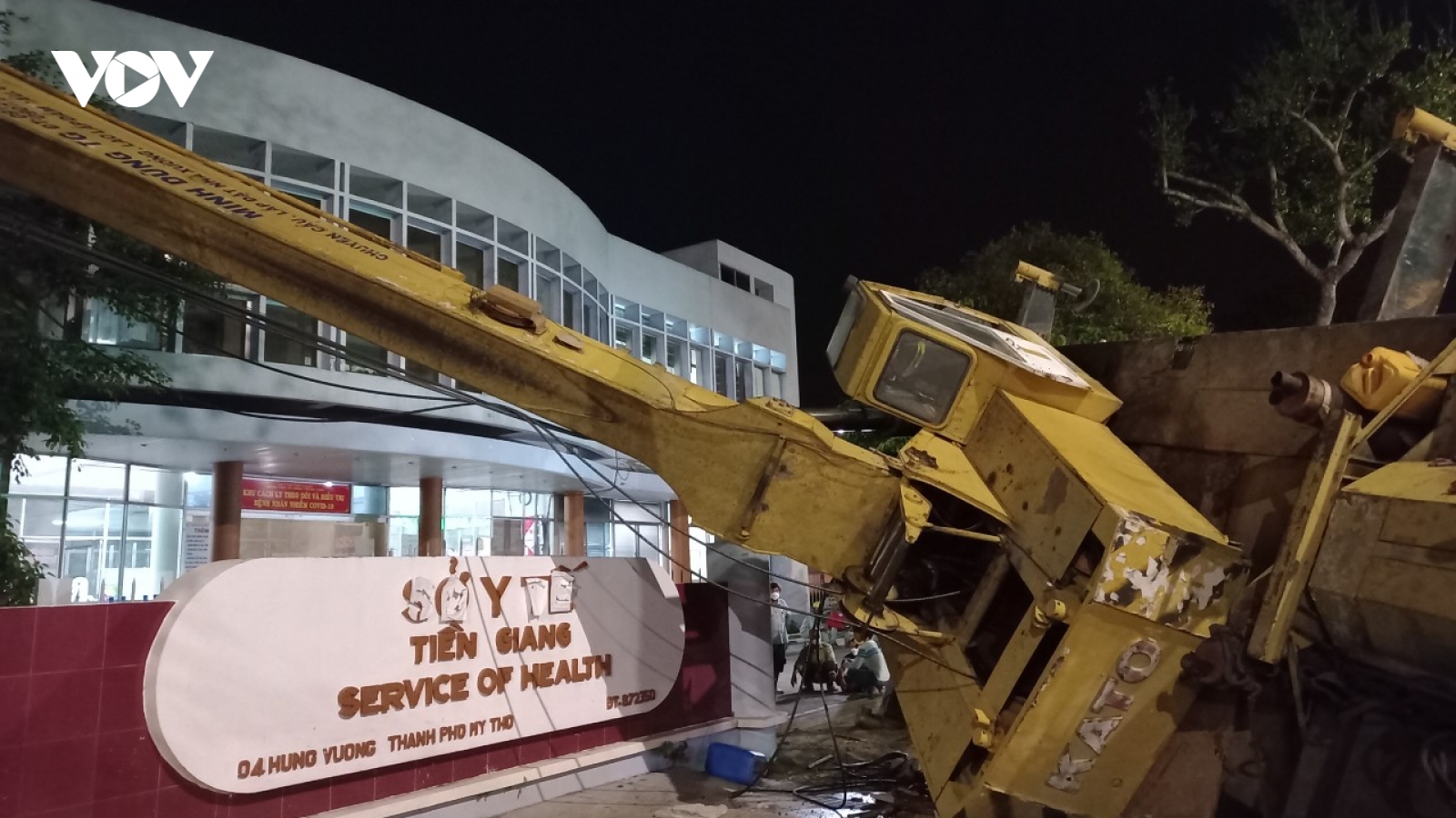 Xe cẩu bình ô xy y tế lật ngang, tài xế, phụ xe may mắn thoát nạn