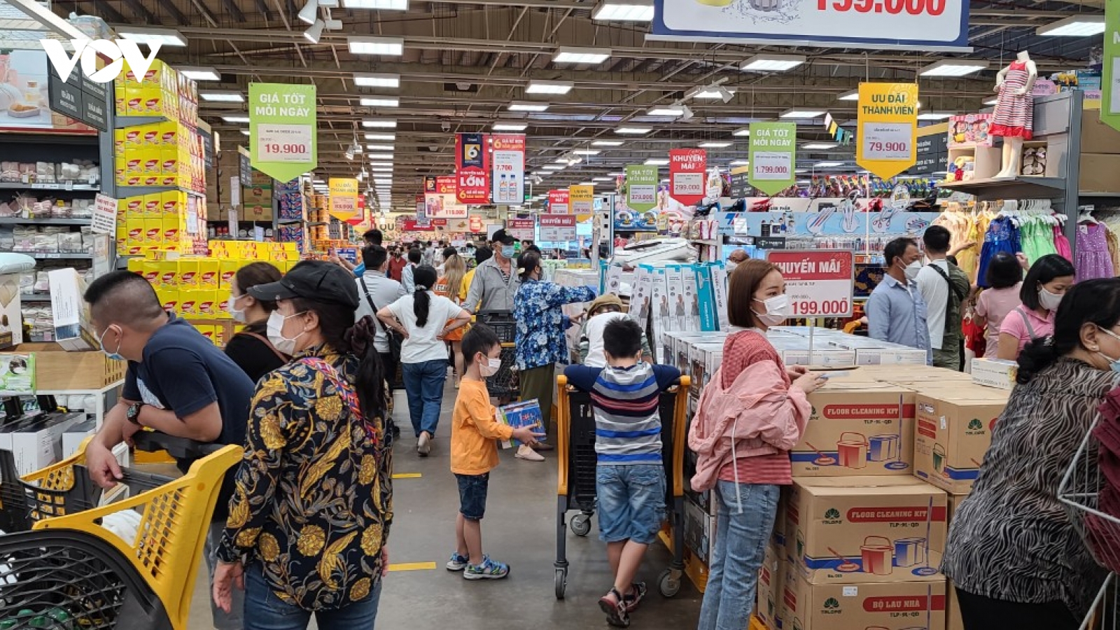 Siêu thị, cửa hàng ở TP.HCM tấp nập người đến mua sắm 2 ngày đầu năm mới