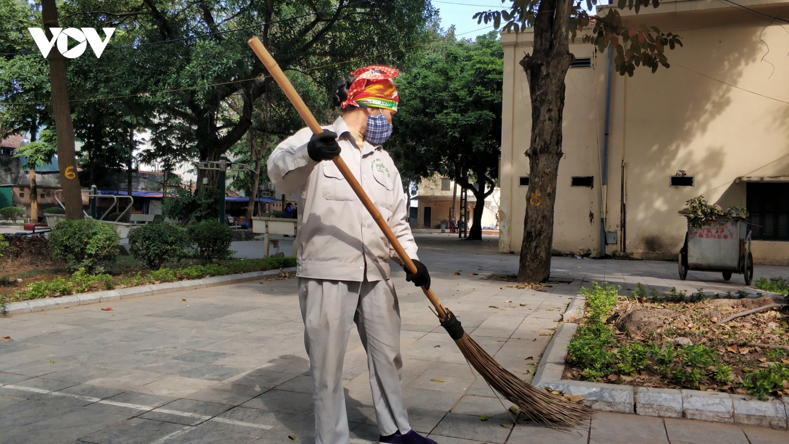 Để mang tiền về cho con, nhiều lao động ngậm ngùi đón Tết xa quê