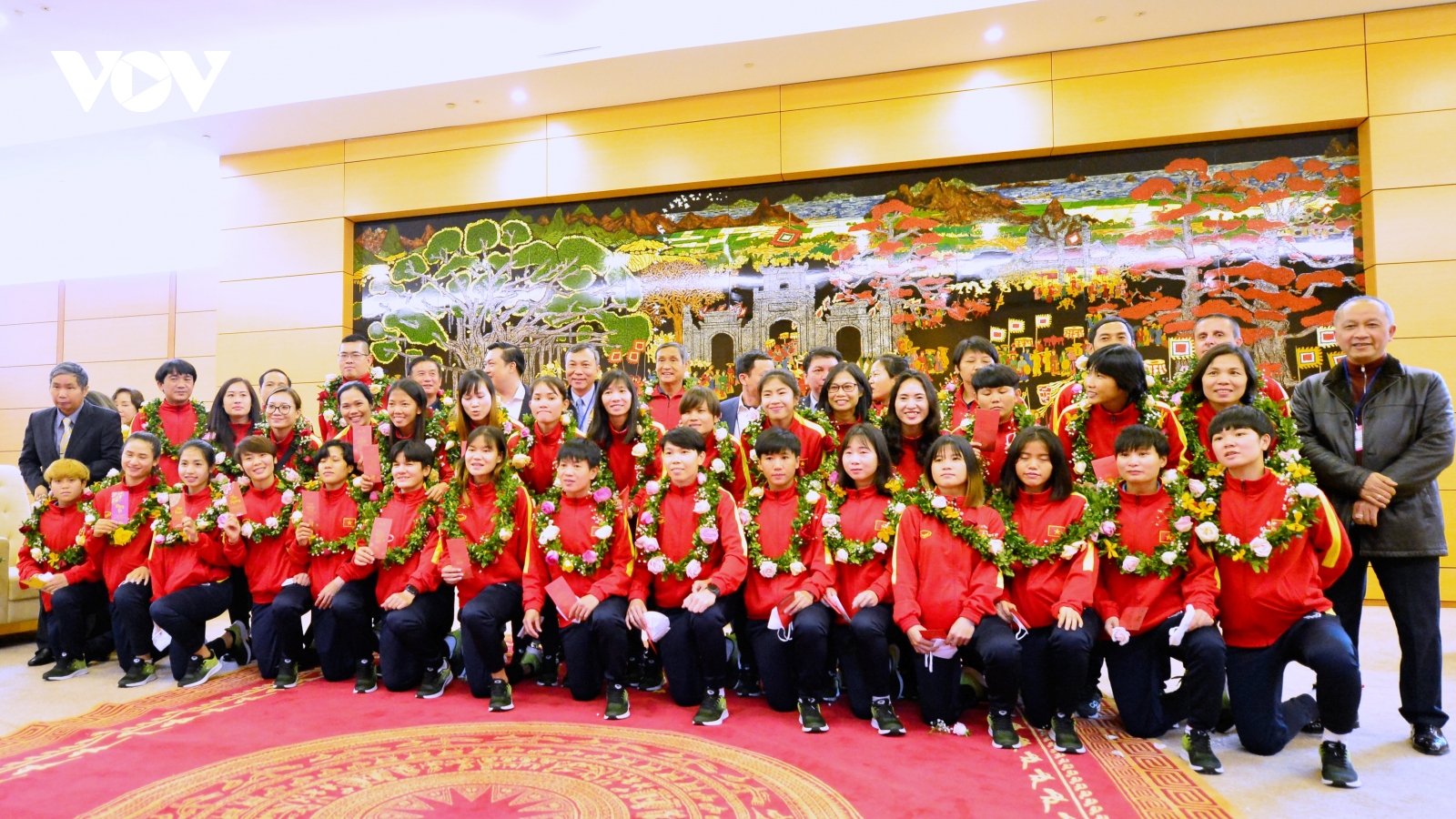 Cận cảnh: ĐT nữ Việt Nam được chào đón nồng nhiệt tại sân bay Nội Bài