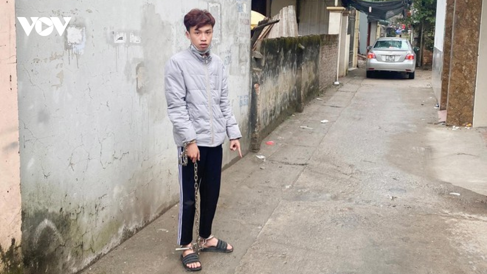 Bị bạn gái bỏ rơi, gã trai đâm tử vong tình địch rồi bỏ trốn