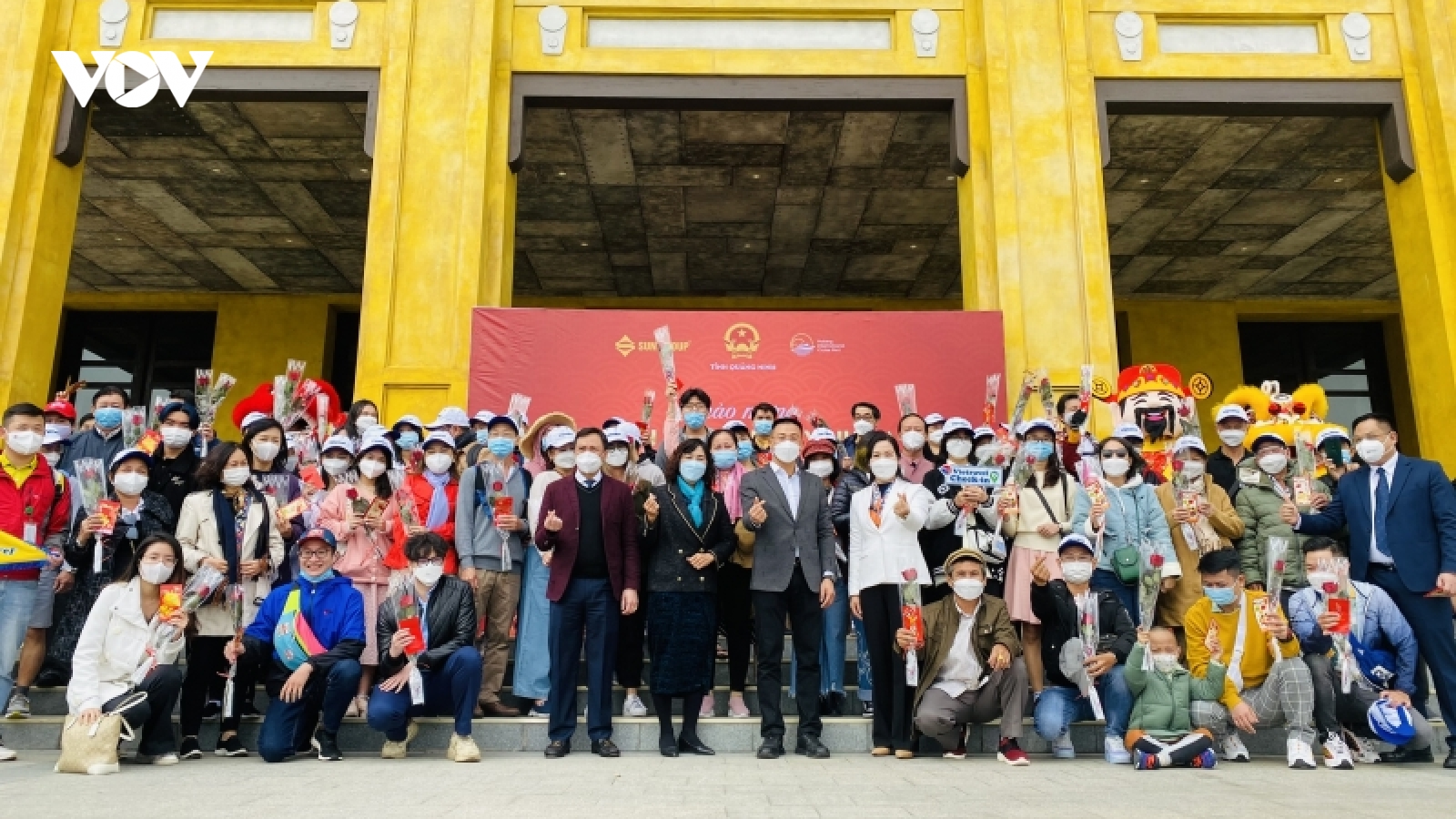 Quảng Ninh đón khách lữ hành "xông đất" du lịch