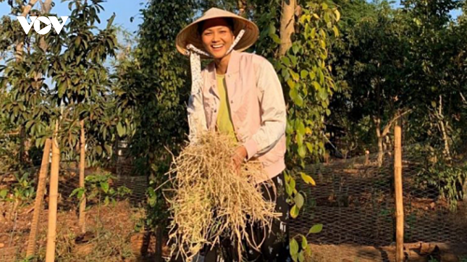 Hoa hậu H'Hen Niê - Đỗ Thị Hà: Vươn tầm thế giới vẫn không quên nguồn cội