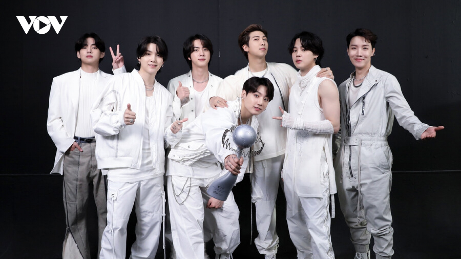 BTS vượt Taylor Swift, Adele, giành giải "Nghệ sĩ ghi âm toàn cầu"