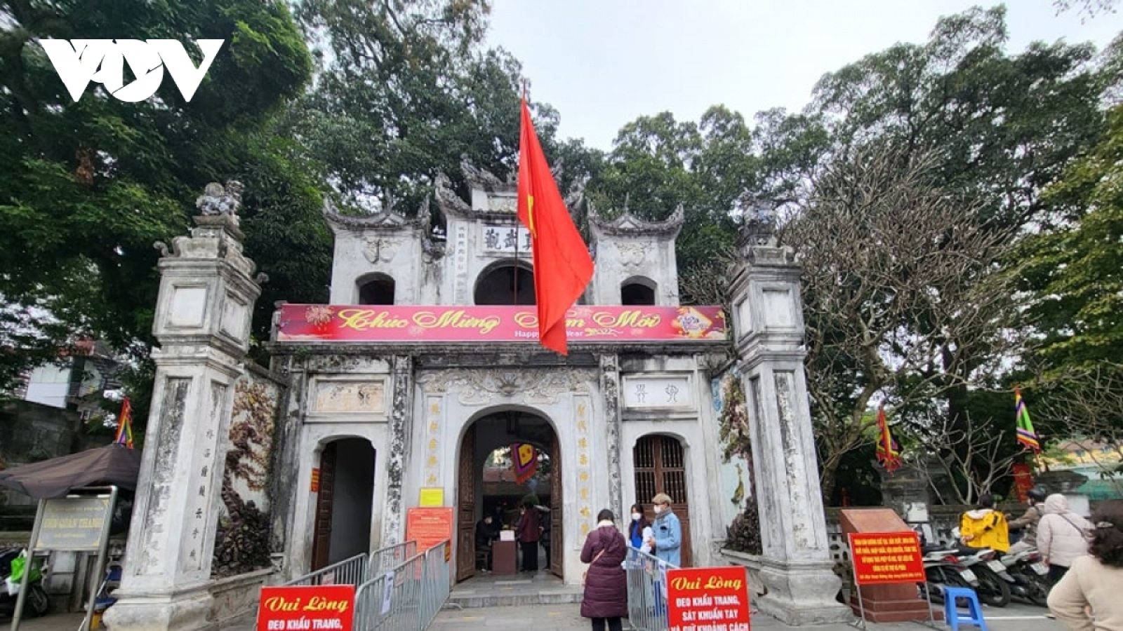 Đình chùa, di tích ở Hà Nội đông đúc ngày mở cửa trở lại
