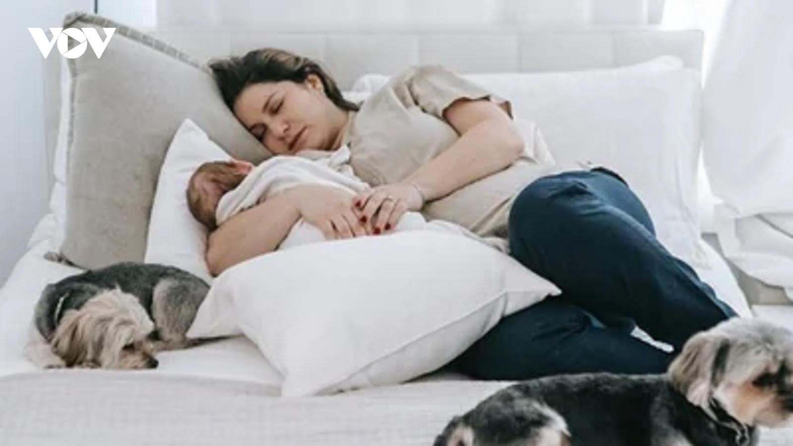 Những mẹo giúp các bà mẹ mới sinh con ngủ ngon hơn