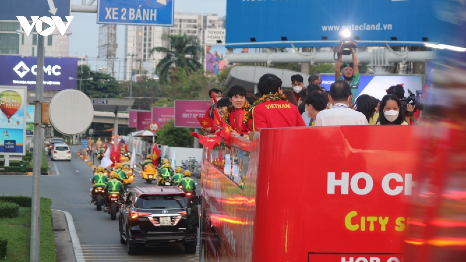 ĐT nữ Việt Nam được người hâm mộ chào đón nồng nhiệt ở TP.HCM