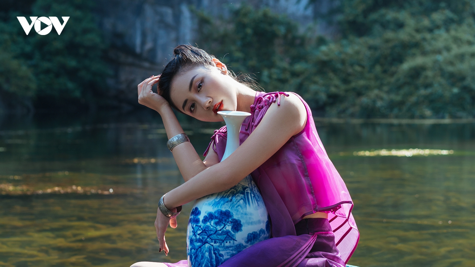 Văn Mai Hương “lột xác” đầy quyến rũ, cuốn hút ở tuổi 28