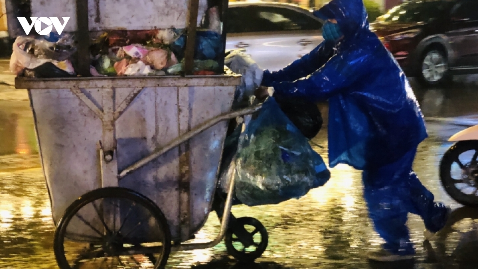 Người lao động co ro mưu sinh trong đêm lạnh thấu xương ở Hà Nội