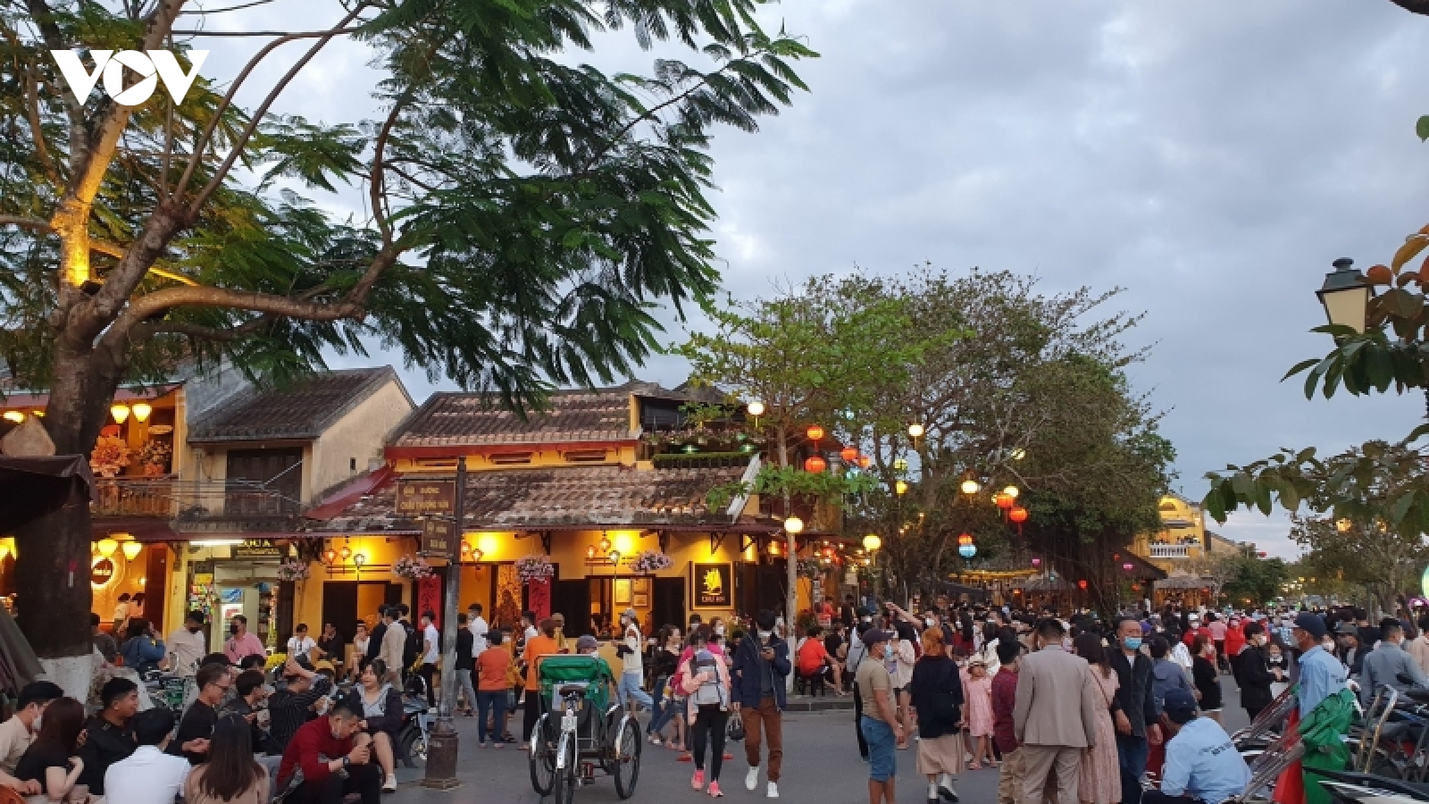 Người dân, du khách chọn Huế, Hội An du xuân đầu năm