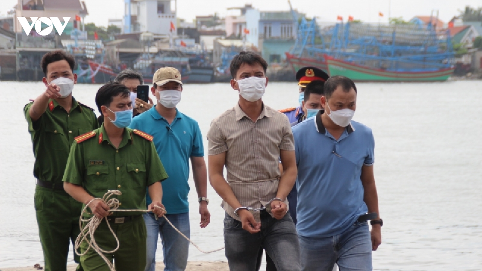 Tạm giữ hình sự người cha ném con gái 5 tuổi xuống sông để điều tra hành vi giết người