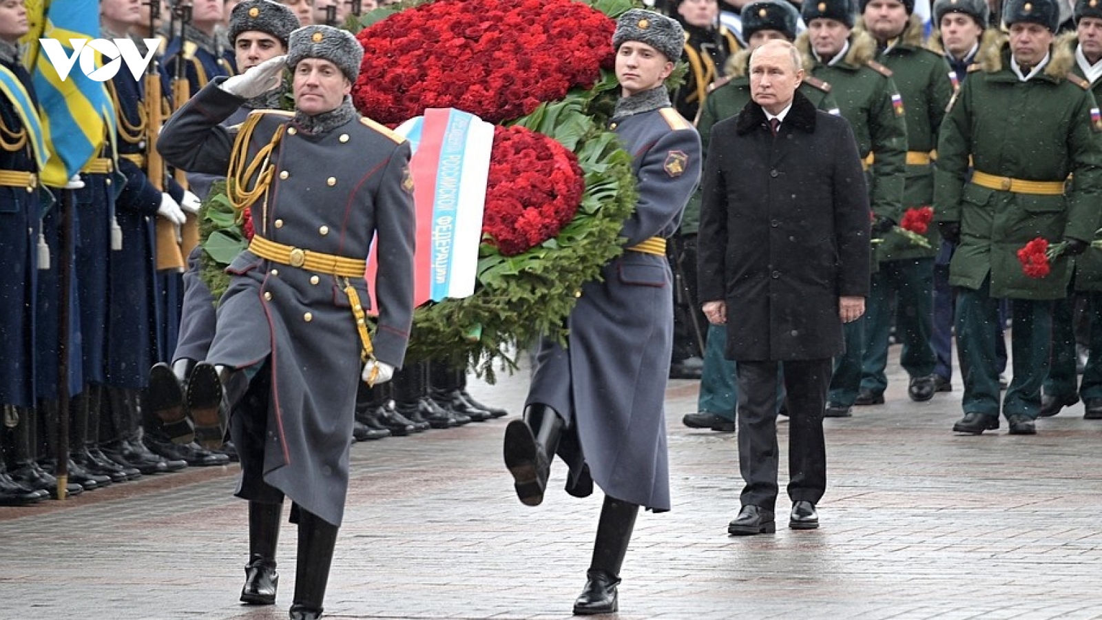 Tổng thống Putin thăm mộ chiến sĩ vô danh cạnh bức tường điện Kremlin