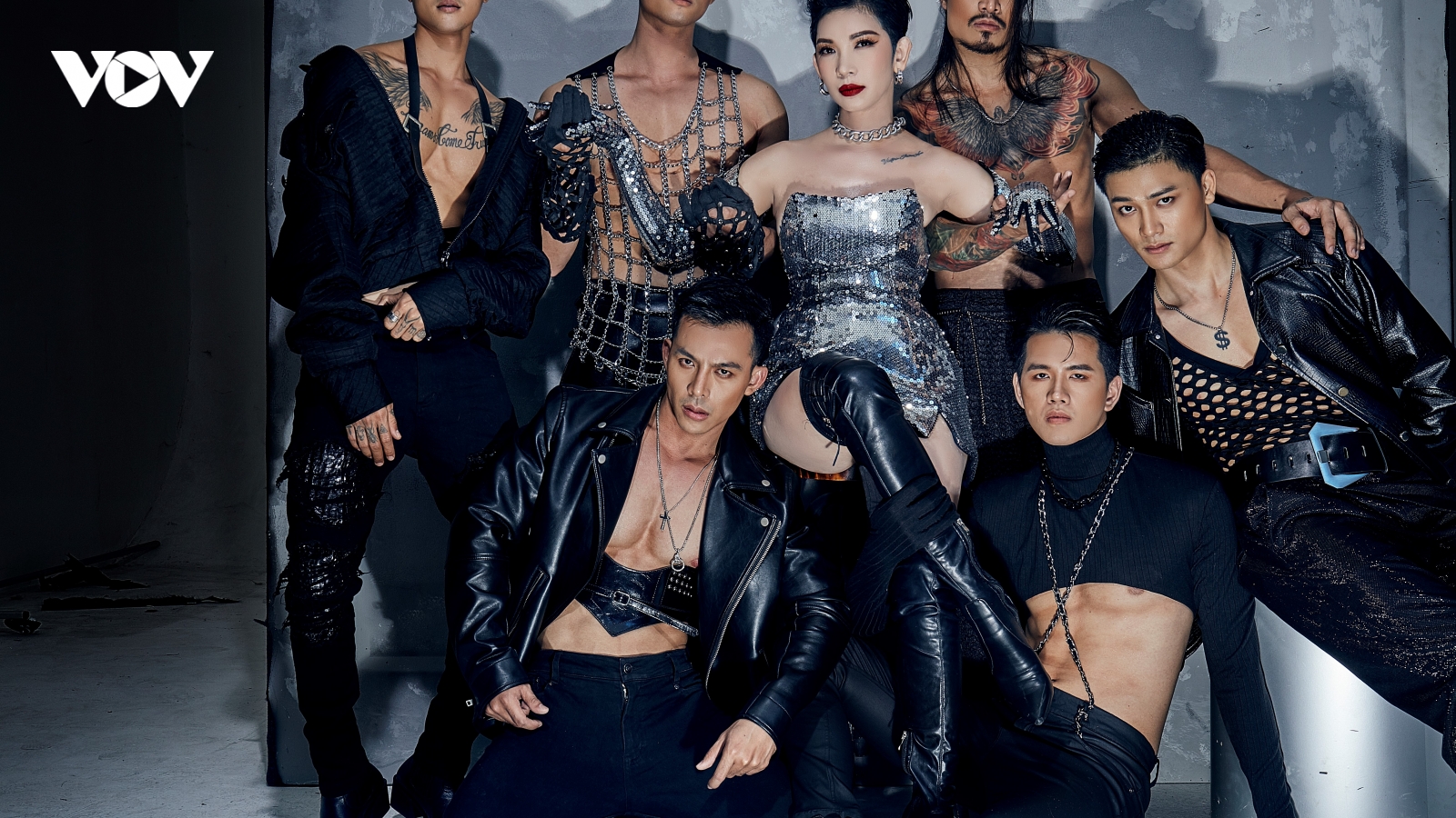Xuân Lan biến hình các thành viên đội mình thành “badboy”