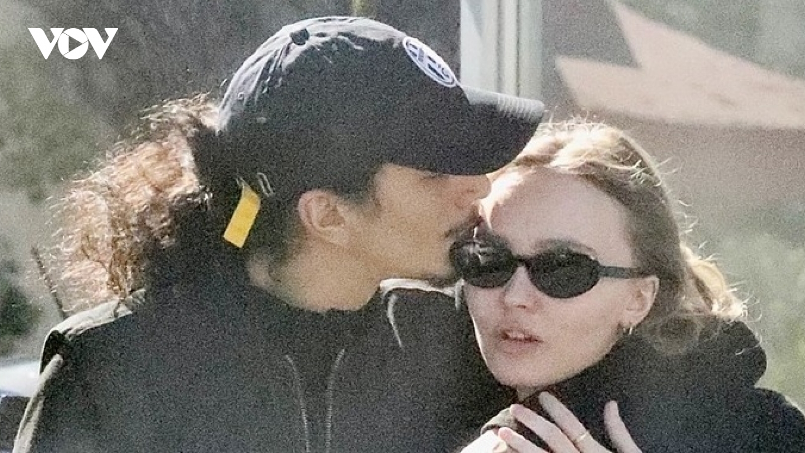 Ái nữ nhà Johnny Depp diện đồ đồng điệu đi ăn trưa cùng bạn trai