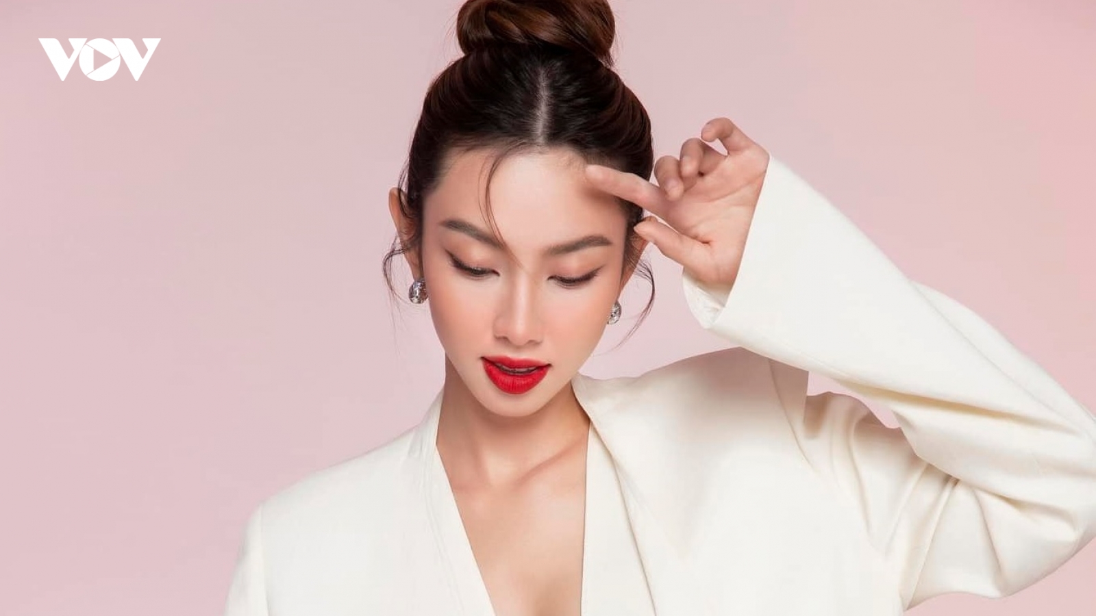 Hoa hậu Thùy Tiên khoe thân hình nóng bỏng với mốt không nội y táo bạo