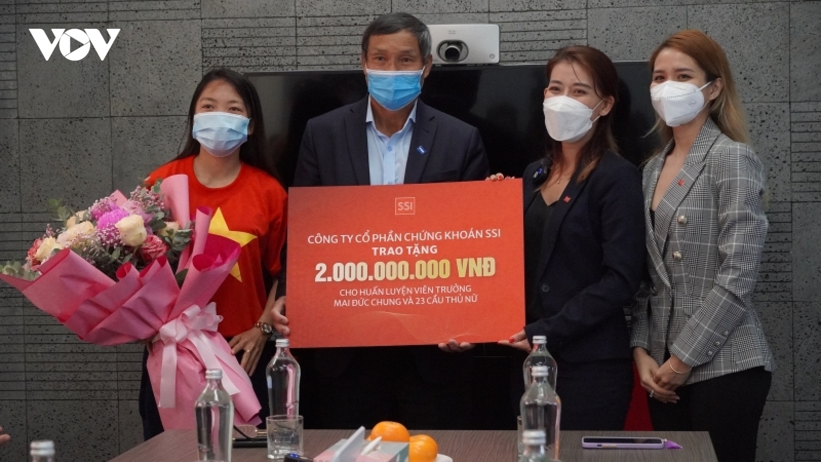 ĐT nữ Việt Nam được doanh nghiệp ở TP.HCM tặng thưởng 2 tỷ đồng