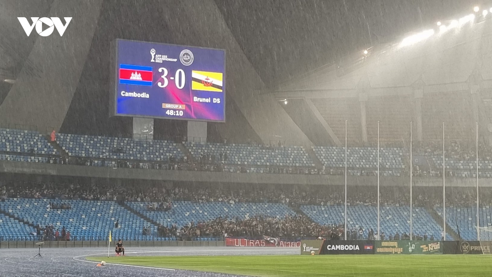 Tạm dừng trận khai mạc U23 Đông Nam Á ở sân Morodok Techo vì mưa