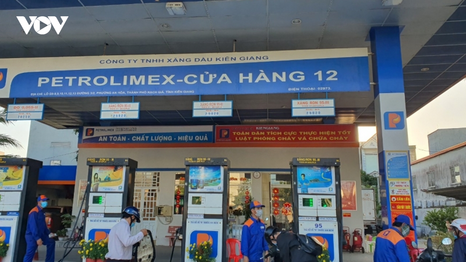 Giá xăng dầu tăng cao, doanh nghiệp vận tải “lĩnh đủ”
