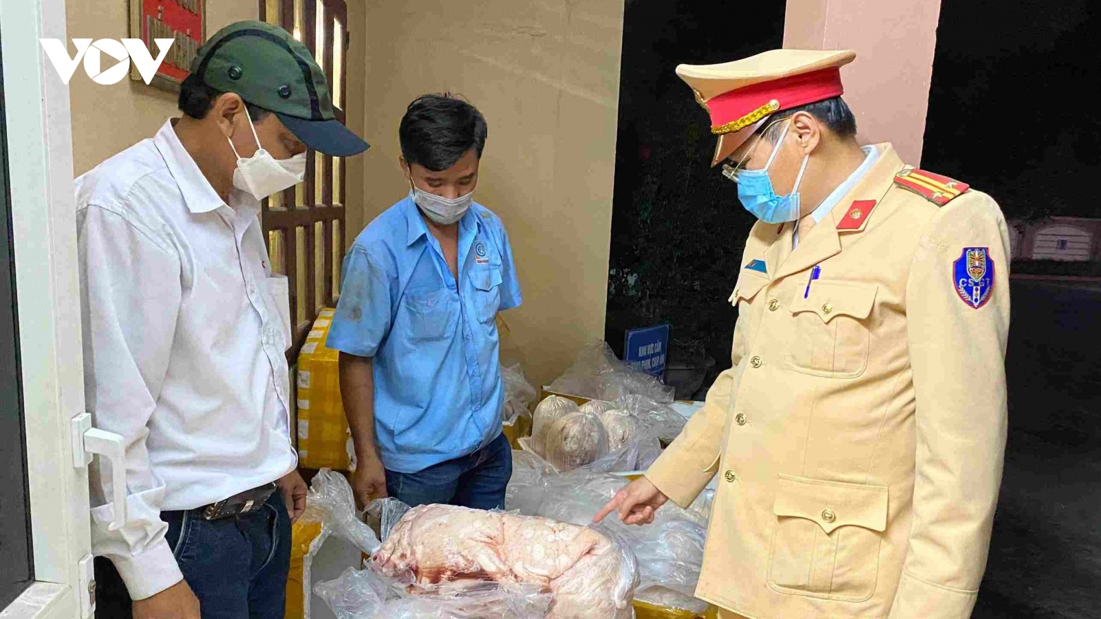 Khám xe khách, phát hiện 400kg thịt lợn đã bốc mùi hôi thối