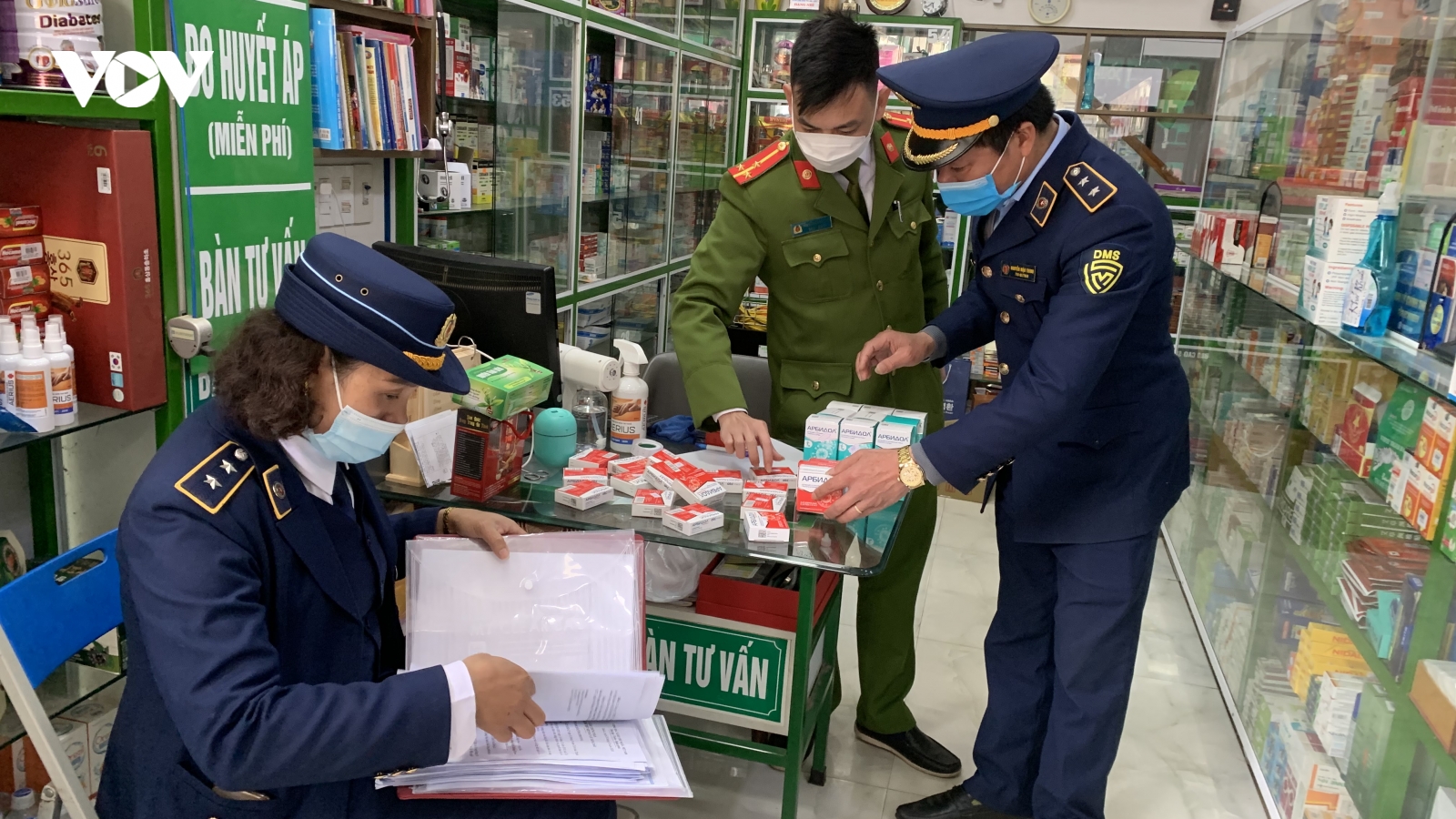 Bắt giữ lô thuốc “đặc trị Covid-19” không rõ nguồn gốc
