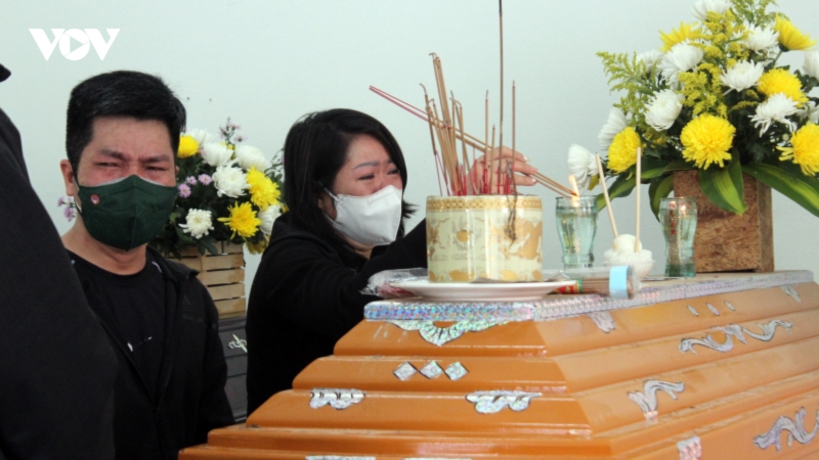 Người thân khóc nghẹn trước thi thể các nạn nhân vụ chìm tàu tại Cửa Đại
