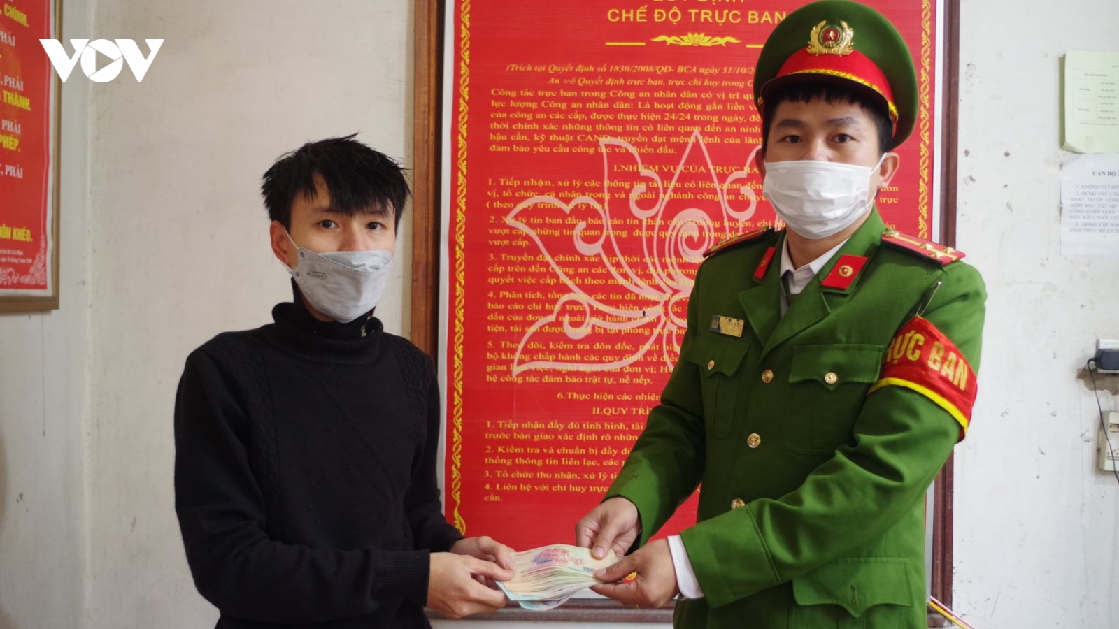 Nhặt được cả xấp tiền người đàn ông nhờ công an tìm người đánh rơi để trả lại