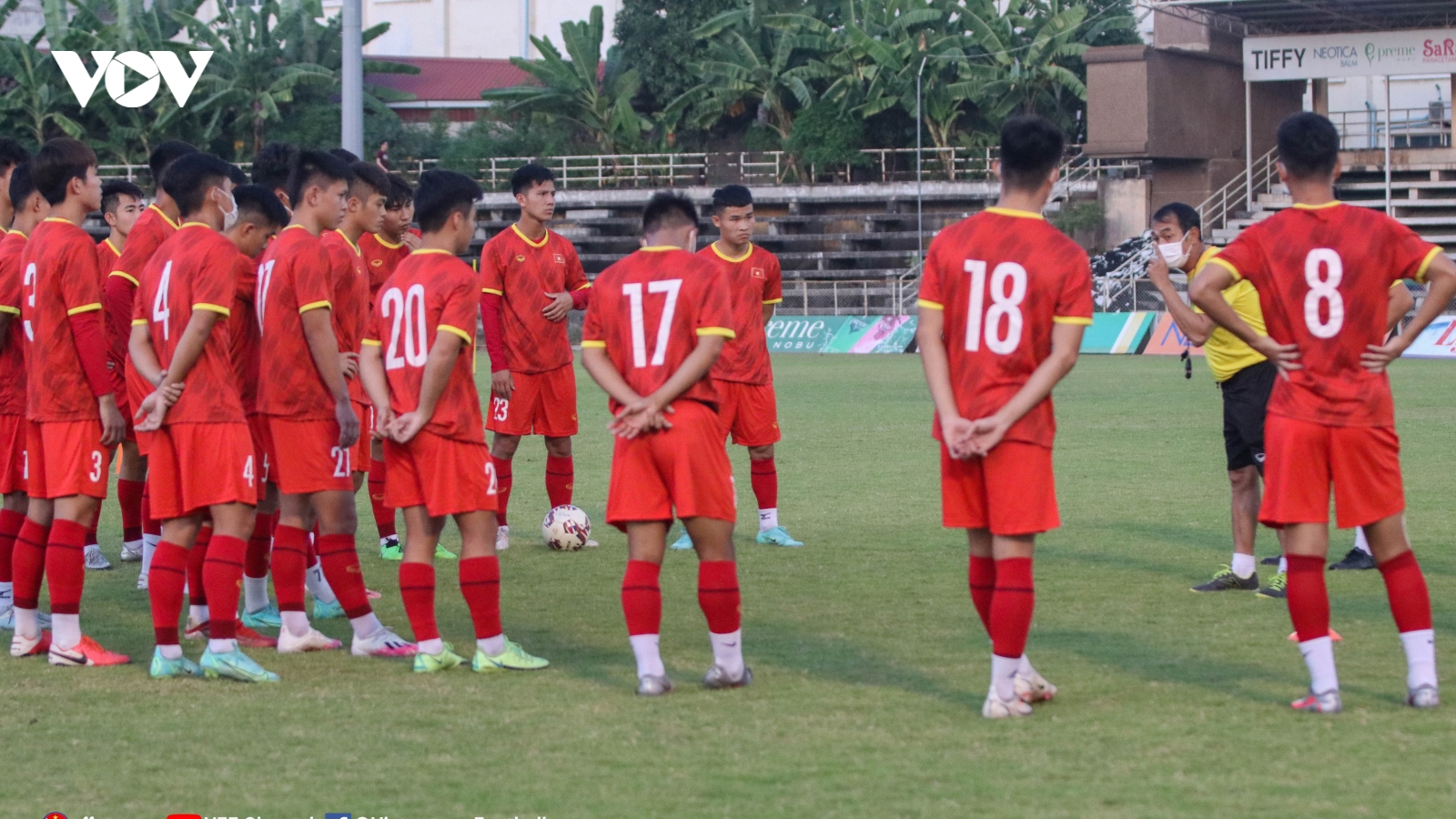 Nhiều tuyển thủ U23 Việt Nam đeo khẩu trang tập luyện trước ngày đấu Singapore