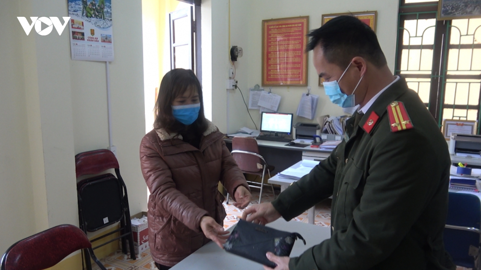 Nhặt được hơn 100 triệu đồng, nhờ công an trao trả lại cho người đánh rơi