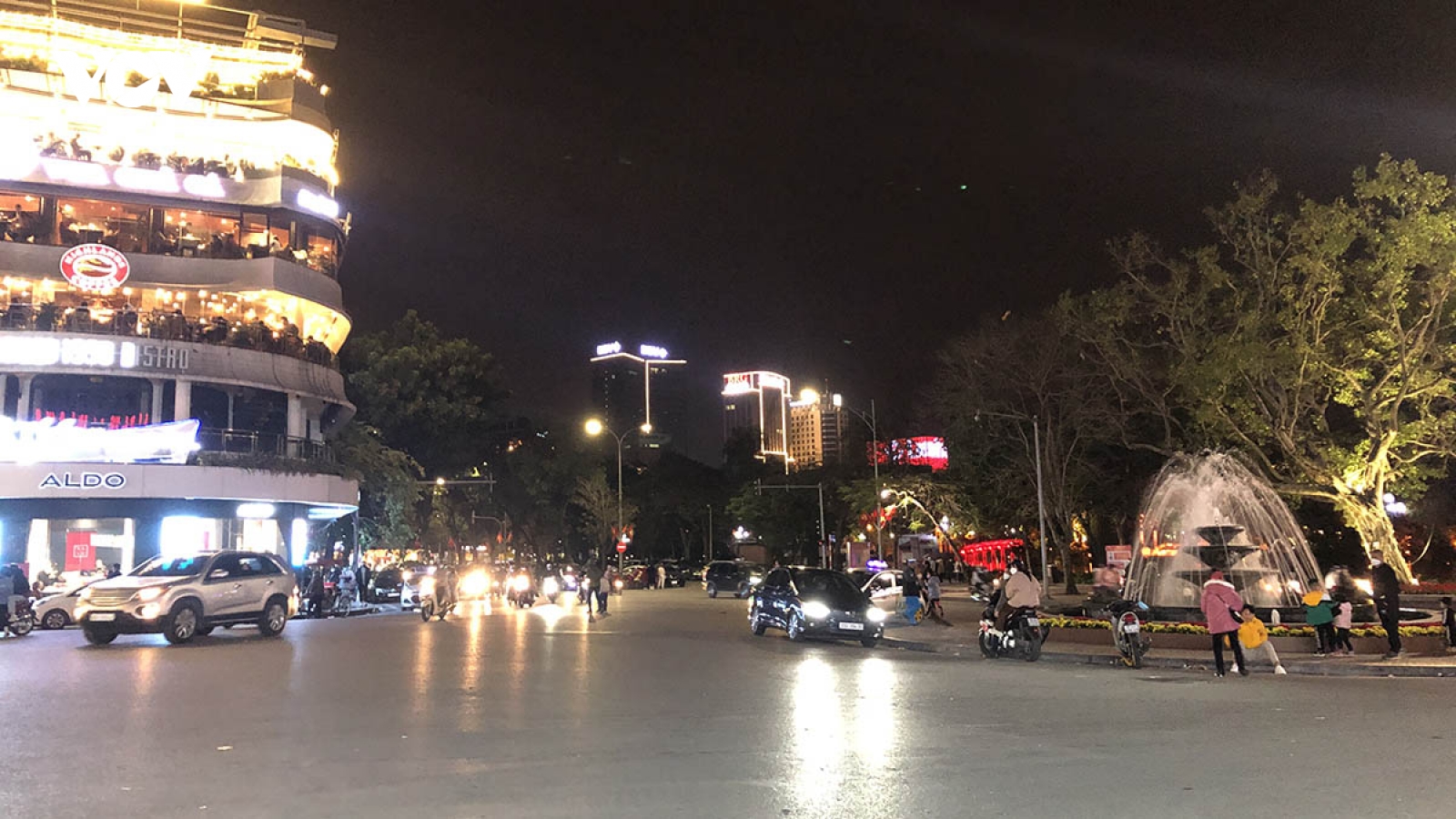 Hồ Hoàn Kiếm và khu phố cổ Hà Nội vắng người đi chơi tối mùng 2 Tết 