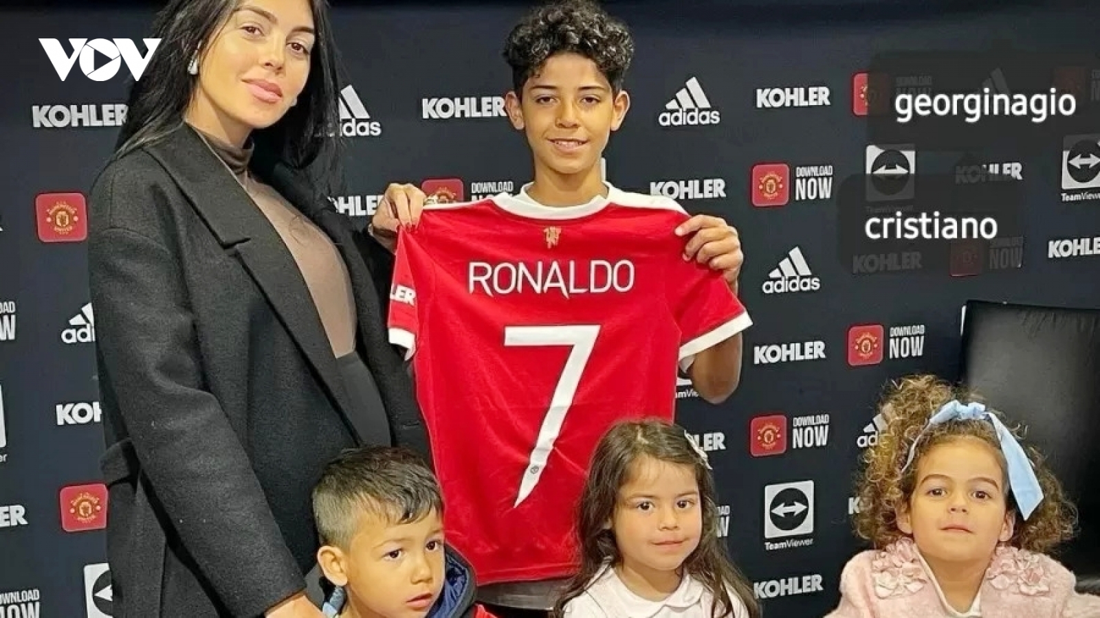 Con trai Ronaldo ký hợp đồng với MU, được trao áo số 7