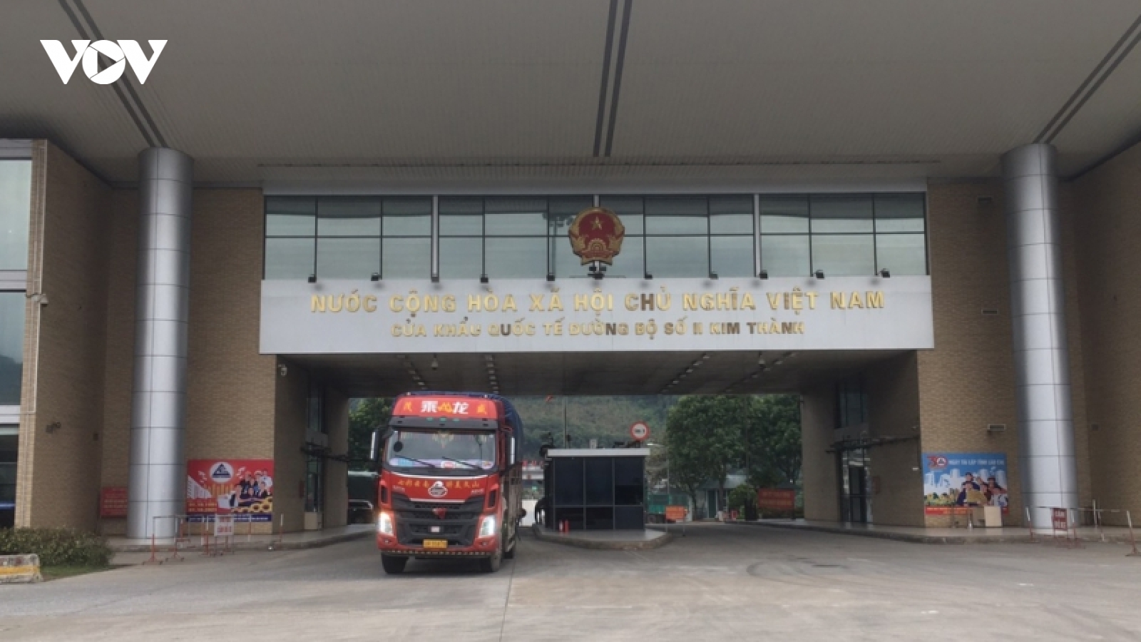 Tạm dừng tiếp nhận hàng hóa qua cửa khẩu Lào Cai