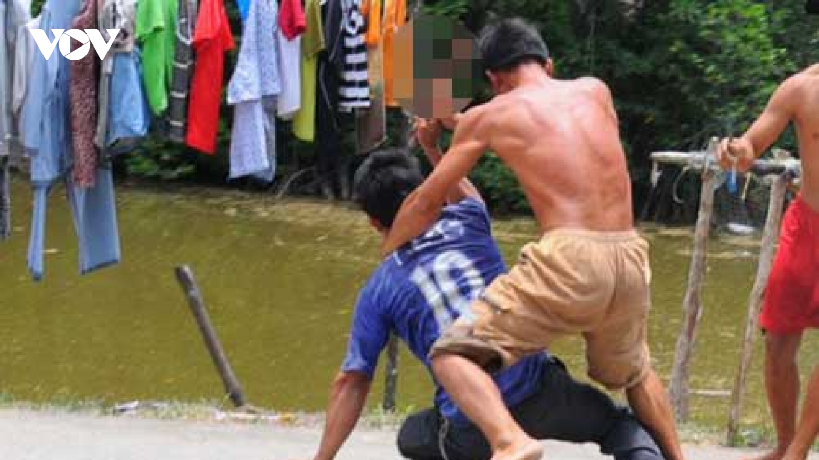 Hai nhóm thanh niên ẩu đả, một người rơi xuống sông Cầu tử vong