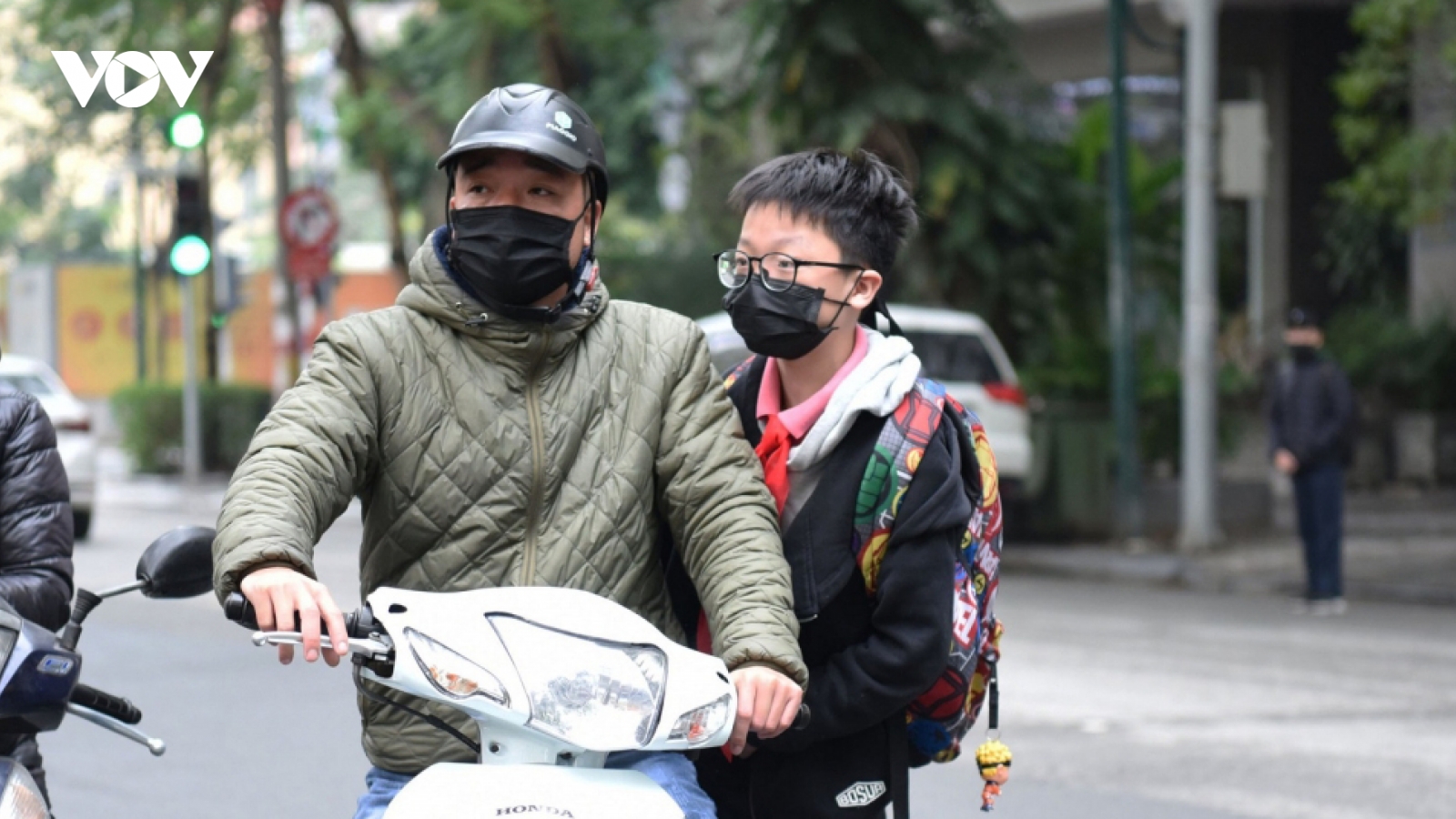 Trường tiểu học Hà Nội không tổ chức bán trú, phụ huynh xoay sở đưa đón con