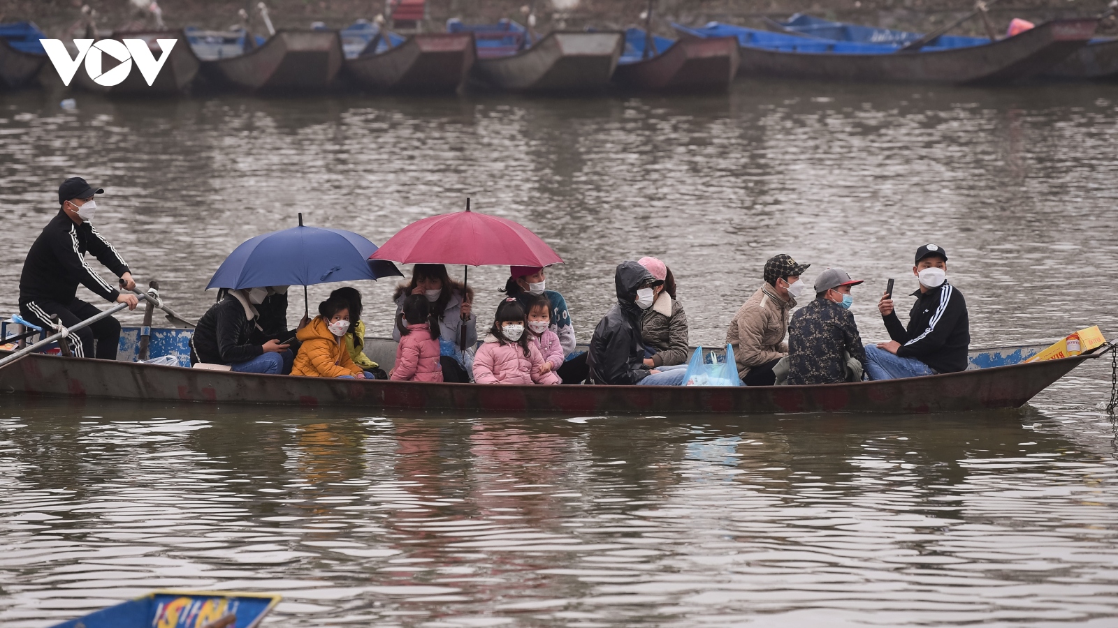 Chùa Hương ngày đầu mở cửa: Nhiều khách đi đò từ đêm 15/2